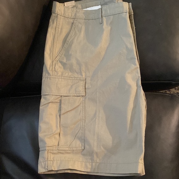 Levi’s Carrier Cargo Men’s Shorts, Khaki, Size 44, Length 23.5 inches NEW - Picture 1 of 7